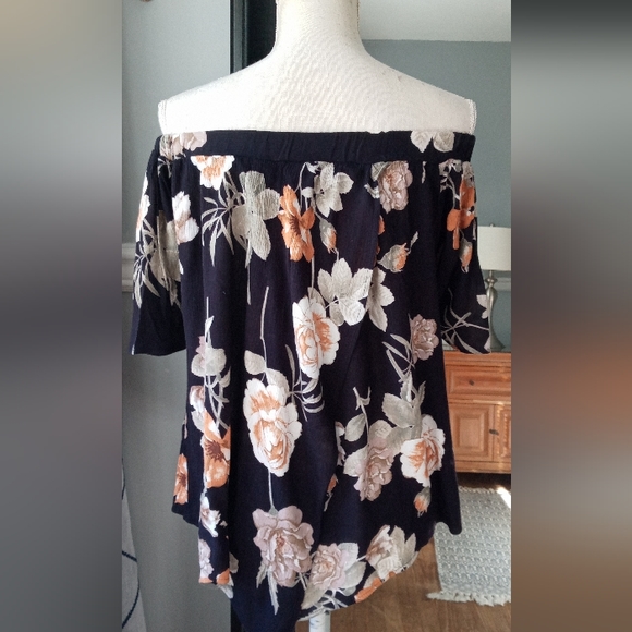 Off the Shoulder Blouse - Picture 3 of 5